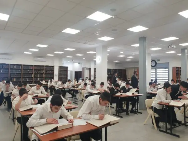 מהי תוכנית הלימודים הייחודית בישיבה, המשלבת בין עומק התורה לבין גישה חדשנית?
