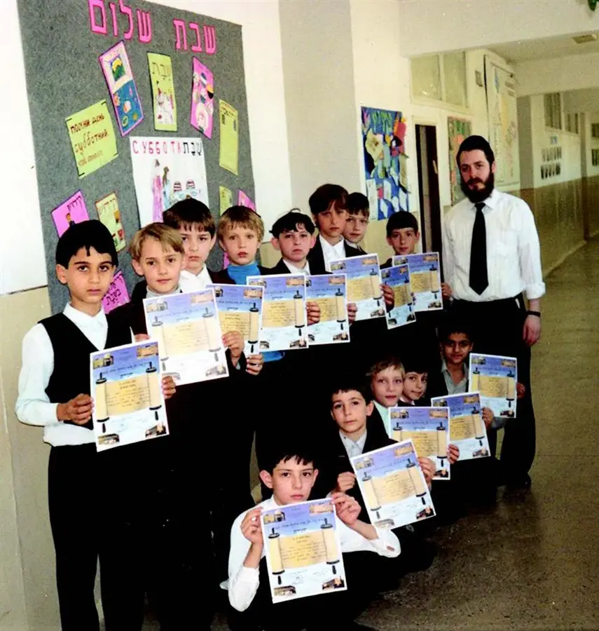 הרבי קבע את מחירה של אות בספר התורה – דולר אחד, או ערכו במטבע מקומי.