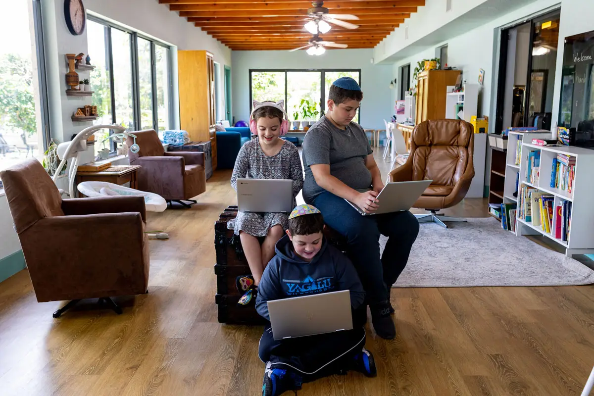 Nigri Jewish Online School welcomes your child with open arms.