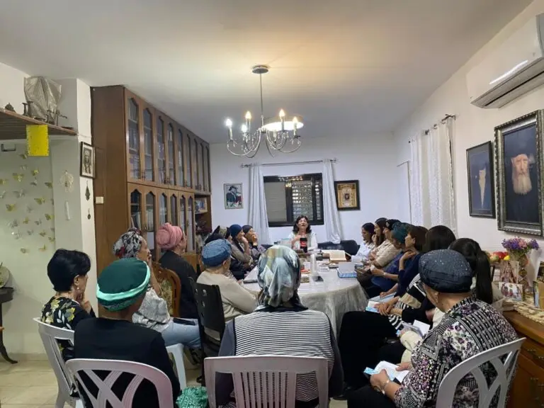 תניא לנשים מידי יום ראשון בשעה 19:00 מתקבצות ובאות למעלה מ 20 קרא עוד