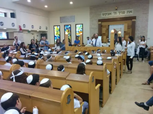 טקסי 'קבלת תורה' עם ילדי בתי הספר הממלכתיים - גלריה מרהיבה