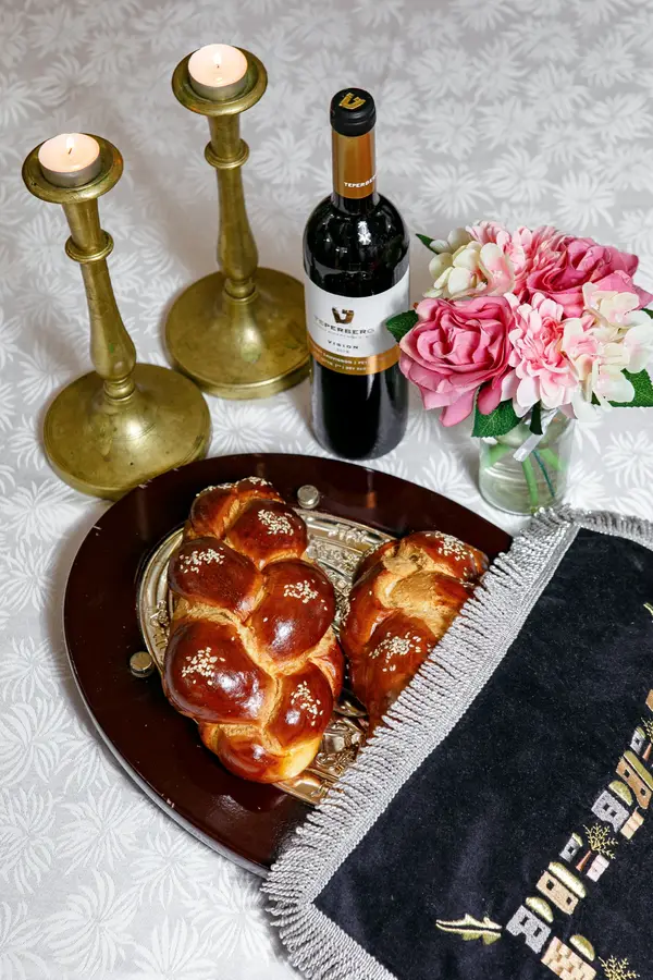 Shabbat Dinner הצטרפו אלינו לסעודות שבת באווירה מיוחדת וחגיגית בבית הכנסת ישועה טובה-חב"ד בוקרשט