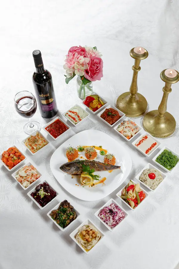 Shabbat Dinner הצטרפו אלינו לסעודות שבת באווירה מיוחדת וחגיגית בבית הכנסת ישועה טובה-חב"ד בוקרשט