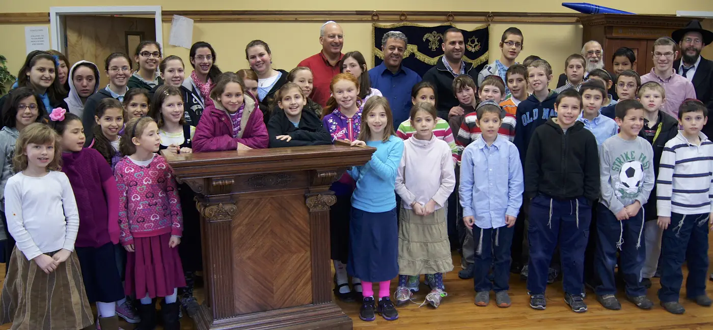 Maimonides Hebrew Day School Logo