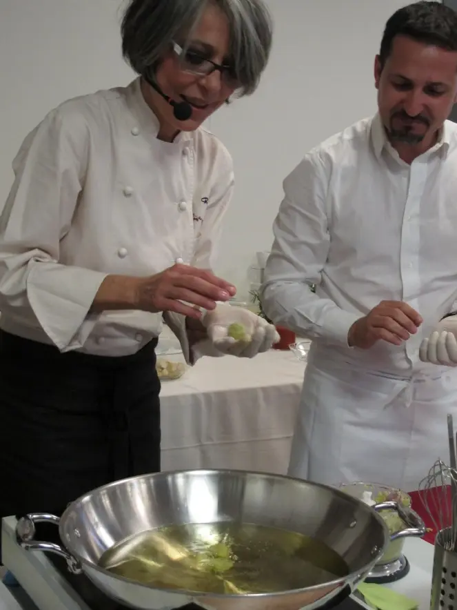 MasterChef Laura Ravaioli e l'On. Federico Rocca mentre preparano il felafel di fave