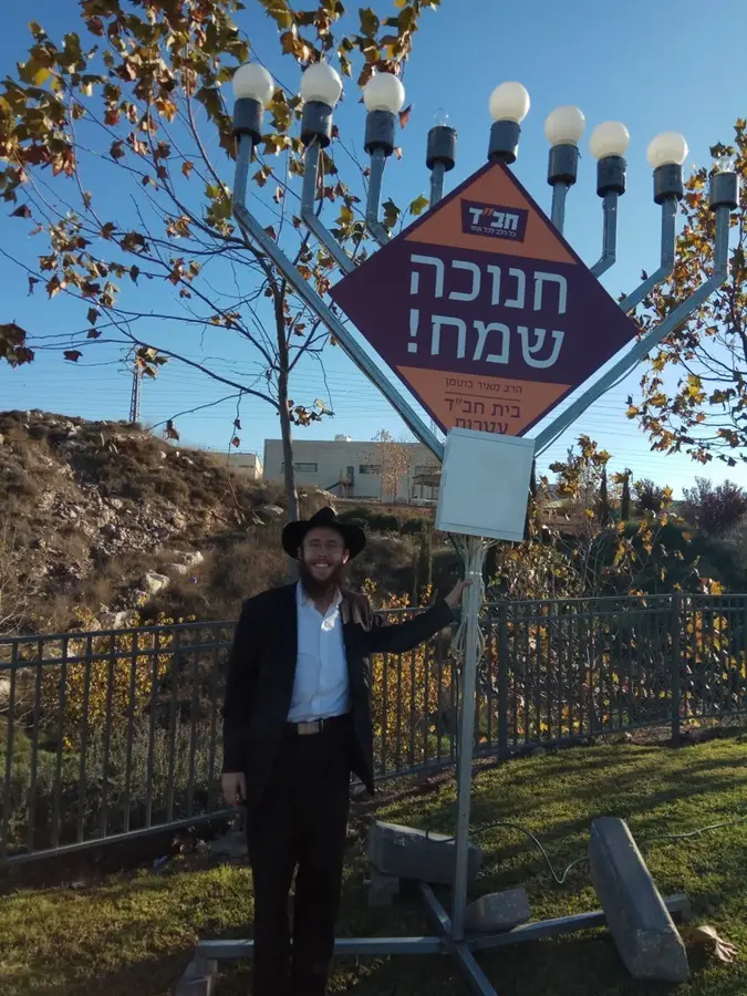 לראשונה, הצליח בית חב"ד להעמיד חנוכיה מרכזית בימי החנוכה בכניסה לאזור התעשיה עטרות