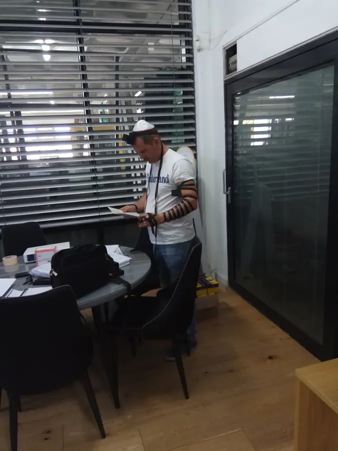 במסגרת פעילות זו נוצר קשר עמוק בין הרב בוטמן לידידיו, וכך יהודים רבים זוכים להתקרב ע"י ליהדות.