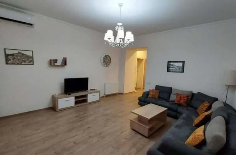 דירה דירה גדולה, כמה דקות הליכה מרחק מבית חב"ד: 13 דקות הליכה