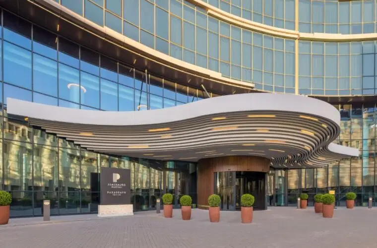 מלון Paragraph Freedom Square, a Luxury Collection Hotel מרחק מבית חב"ד: 4 דקות הליכה