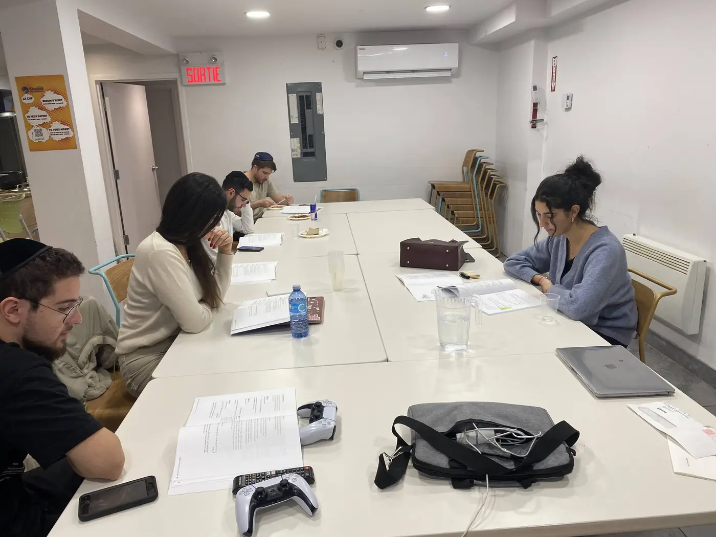 Cours de Torah Plusieurs cours par semaine ; les cours sont variés et l'ambiance de chaque cours est différente.