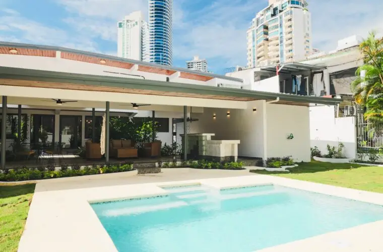Villa Luxury villa with a private pool, just a one-minute walk from the Chabad House Distance from Chabad House: 1 minutes walking