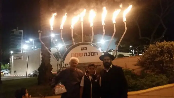 מאירים את השכונה בחג החנוכה