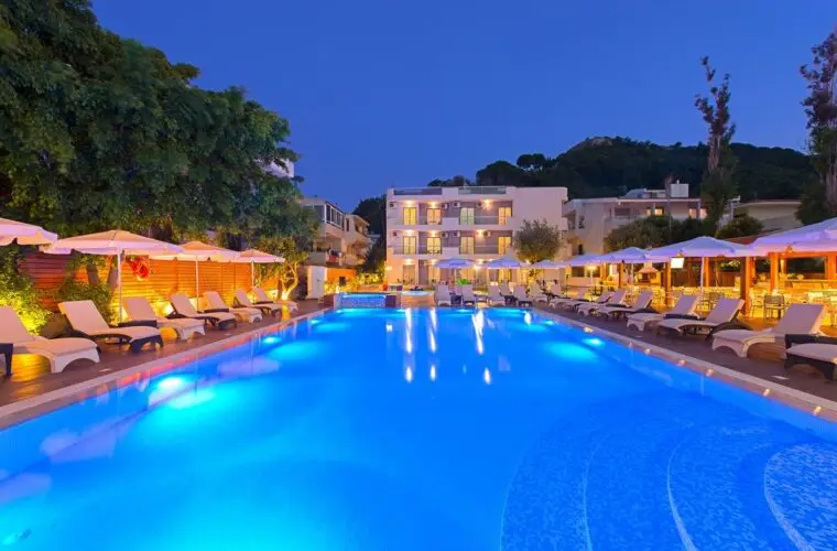 מלון Sunny Days Apartments Hotel מרחק מבית חב"ד: 1 דקות הליכה