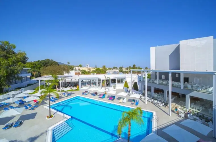 מלון Oceanis park מרחק מבית חב"ד: 2 דקות הליכה