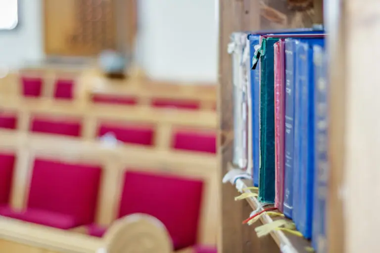 Réservez vos places assises dans la Synagogue, chez les Hommes ou les Femmes, pour toute l'année. []