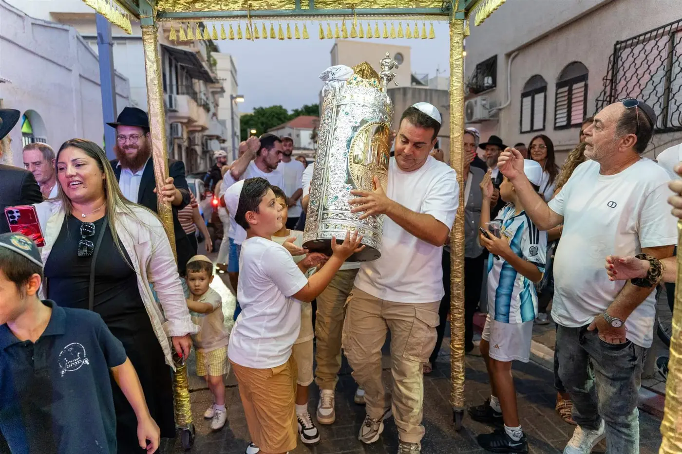 התעוררות של אלול: ספר תורה חדש בשכונת צהלון ביפו