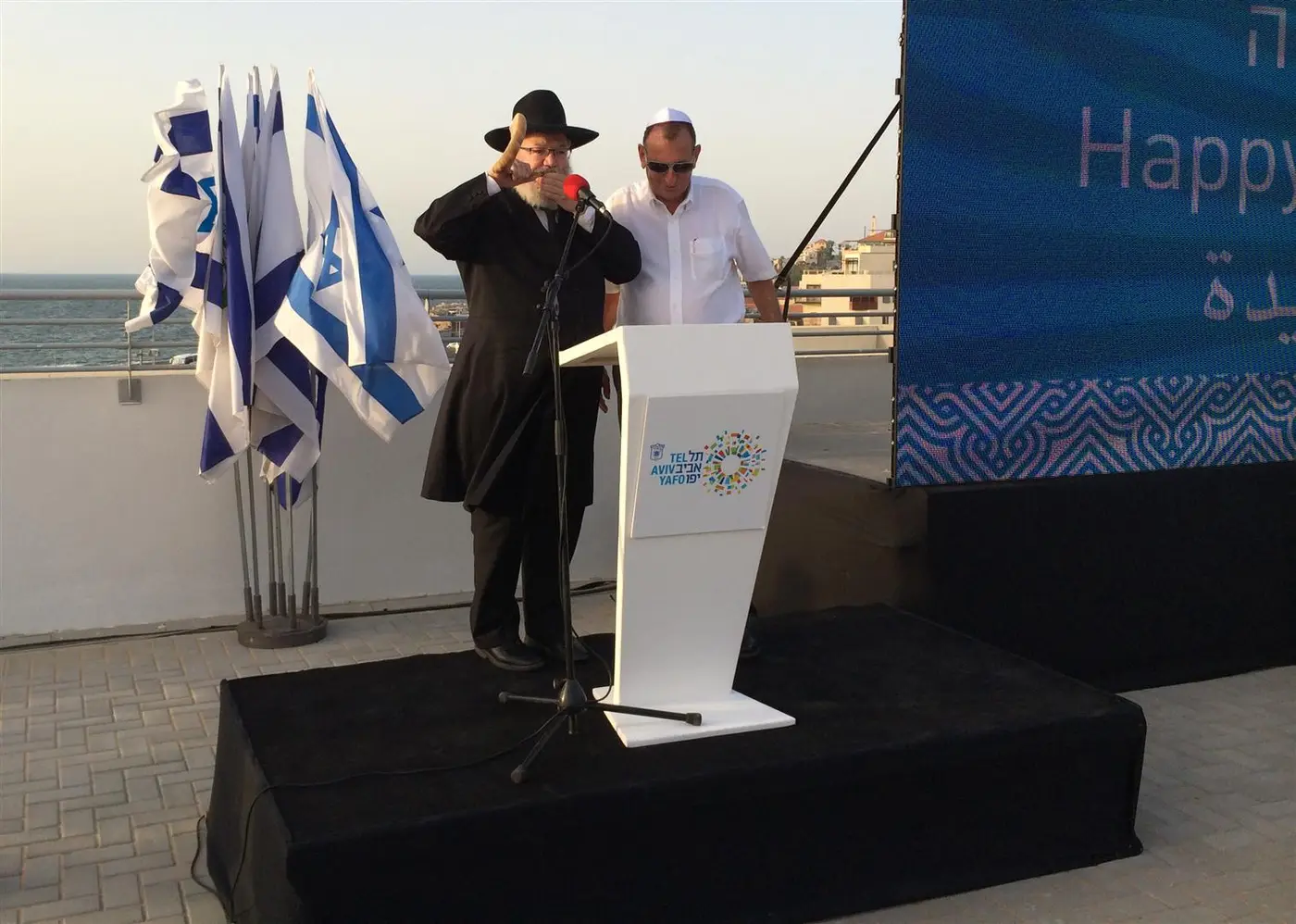סוכות הקמת סוכות ציבוריות קבועות וניידות ברחבי העיר וזיכוי הרבים במצוות ארבעת המינים.