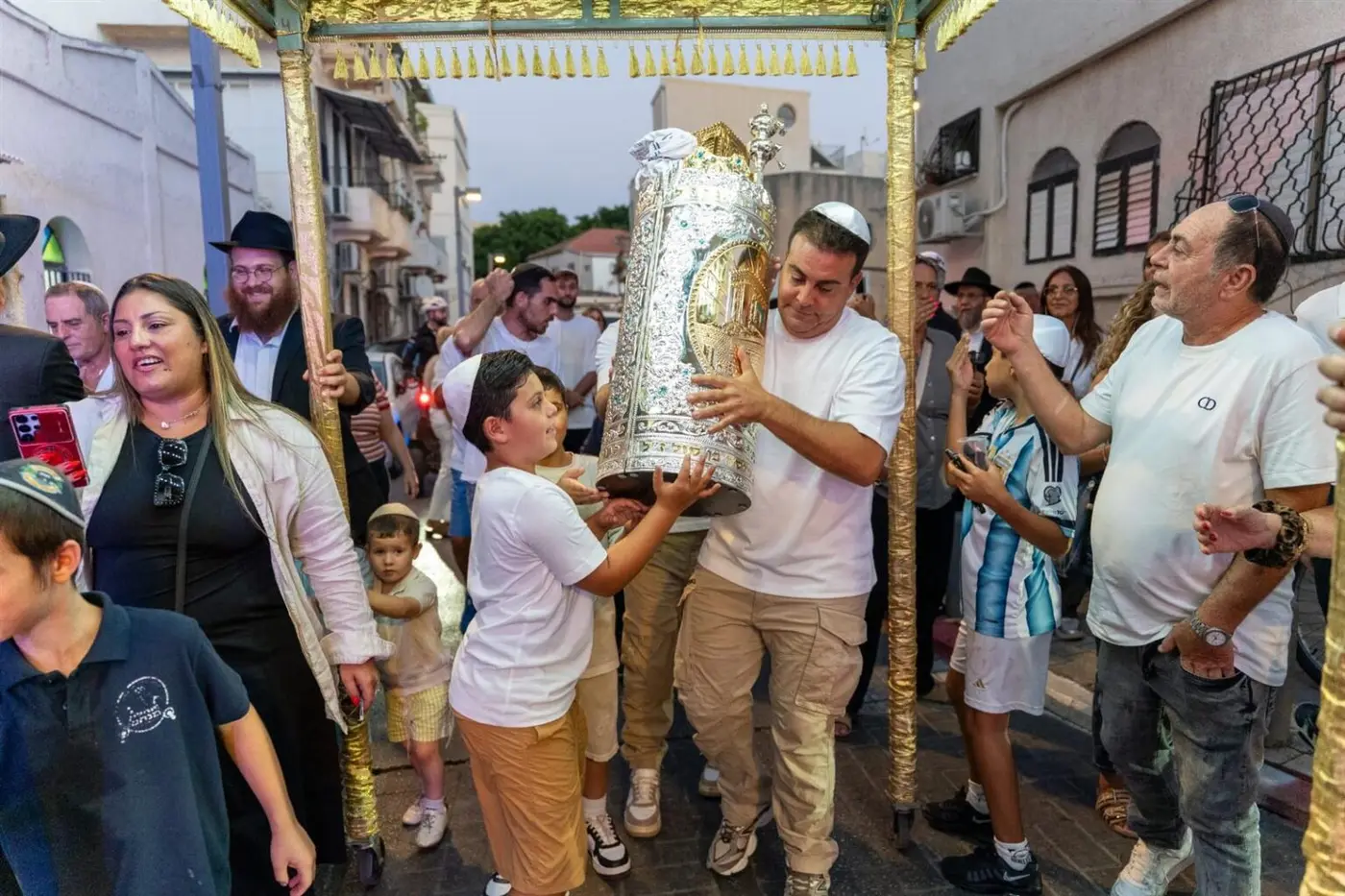 התעוררות של אלול: ספר תורה חדש בשכונת צהלון ביפו