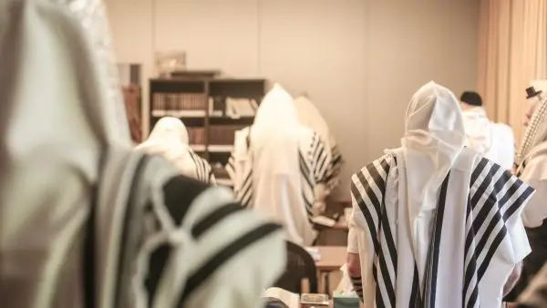 Backside,View,Of,Congregants,In,A,Jewish,Synagogue,Wrapped,In