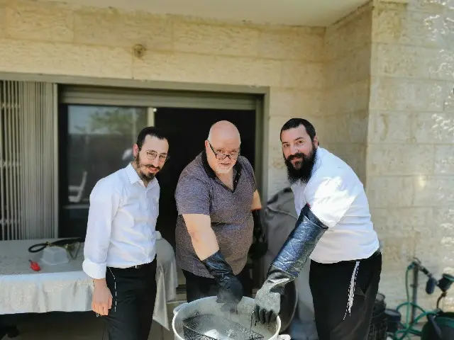 גם כאן, בשכונת הכרמים אנו לרשותך – לכל אחד ואחת ומכל הלב, כל הזמן ובכל עניין יהודי.