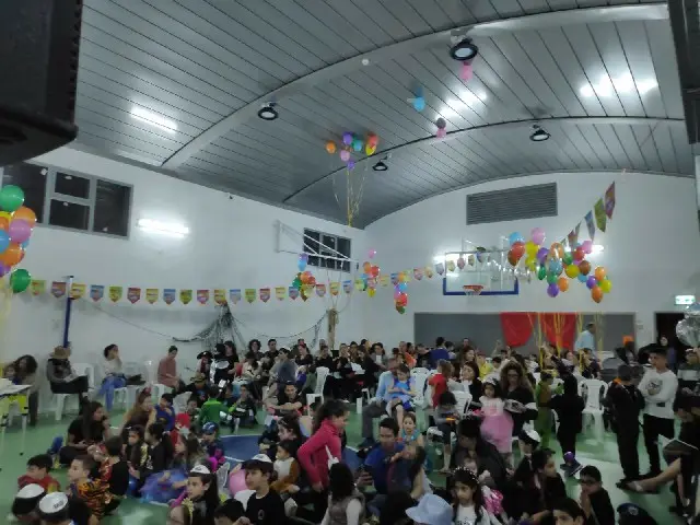 גם כאן, בשכונת הכרמים אנו לרשותך – לכל אחד ואחת ומכל הלב, כל הזמן ובכל עניין יהודי.