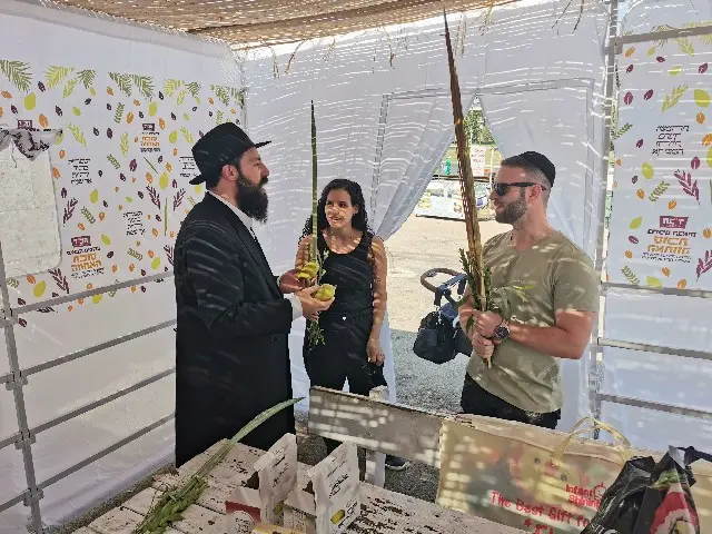 גם כאן, בשכונת הכרמים אנו לרשותך – לכל אחד ואחת ומכל הלב, כל הזמן ובכל עניין יהודי.