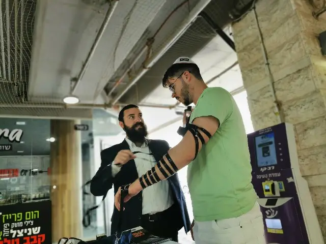 גם כאן, בשכונת הכרמים אנו לרשותך – לכל אחד ואחת ומכל הלב, כל הזמן ובכל עניין יהודי.