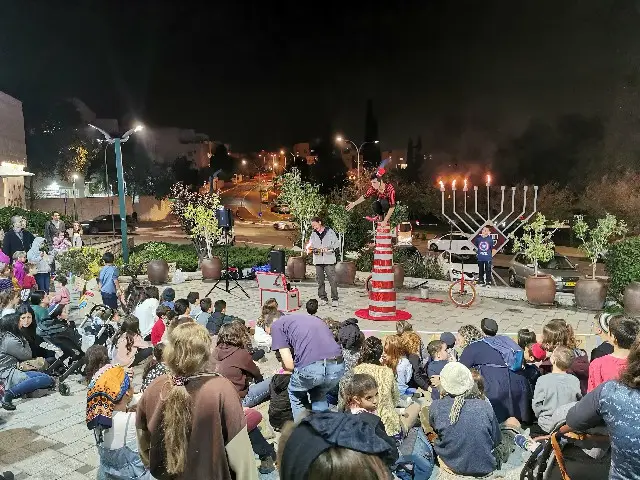 גם כאן, בשכונת הכרמים אנו לרשותך – לכל אחד ואחת ומכל הלב, כל הזמן ובכל עניין יהודי.