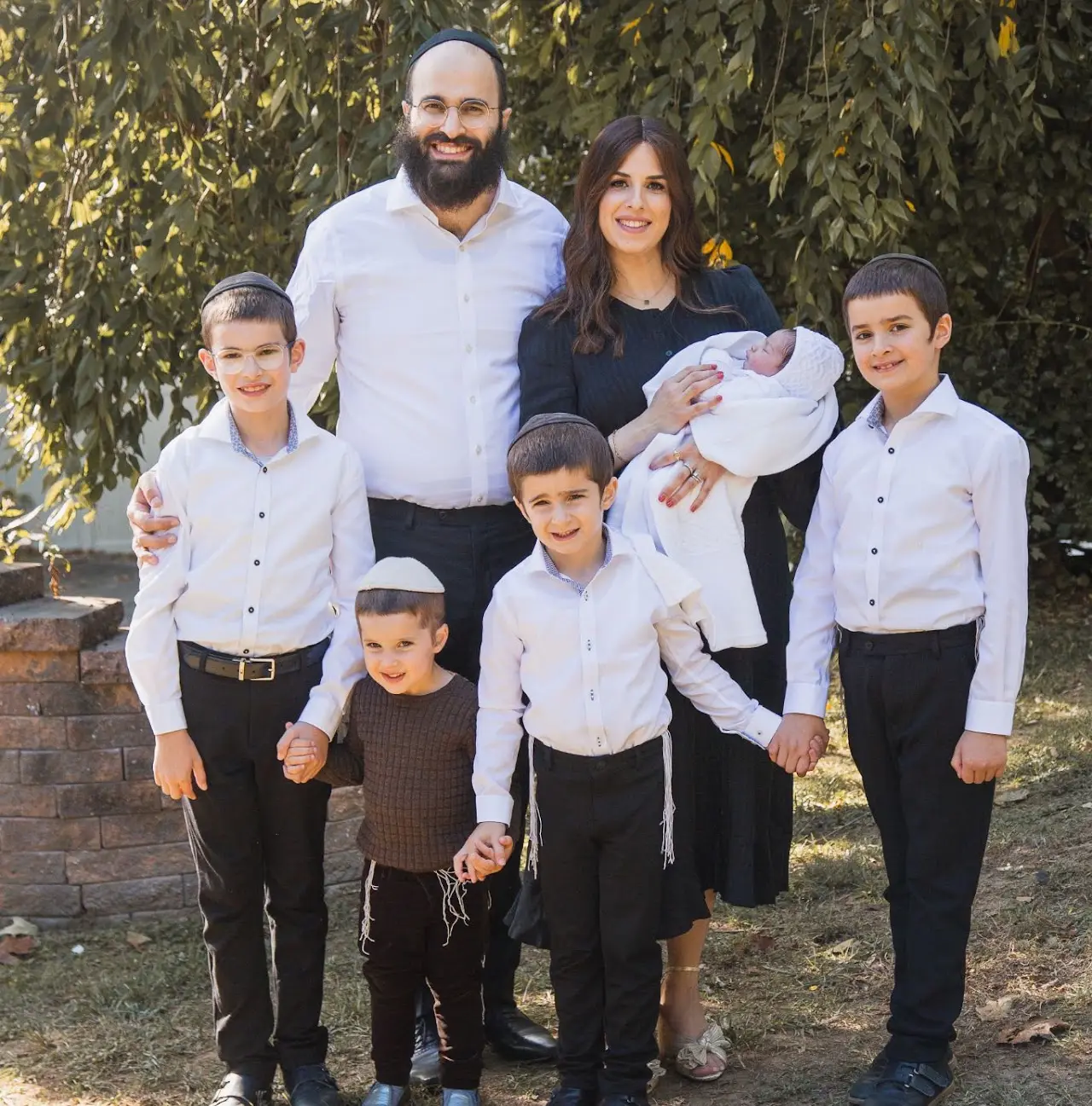 Rabbi Mendy & Rebbetzin Chaya Schapiro and Family, devote their time and energy to enhance the Jewish Lives of Seniors