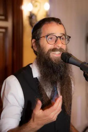 Yoey Muchnik in concert
