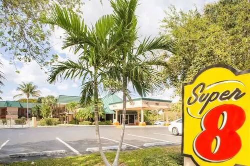 Super 8 by Wyndham North Palm Beach Distance from JCS: 1.34 km / 0.83 miles Outside Eruv: