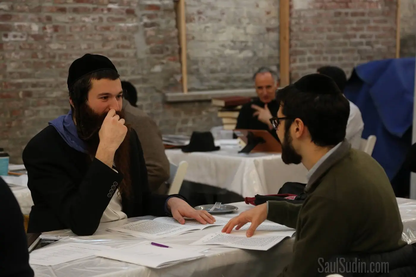 Iyyun is a home for seekers to learn, reflect, and live with deeper awareness.