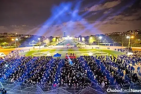 A crowd of several thousand on the Champ de Mars